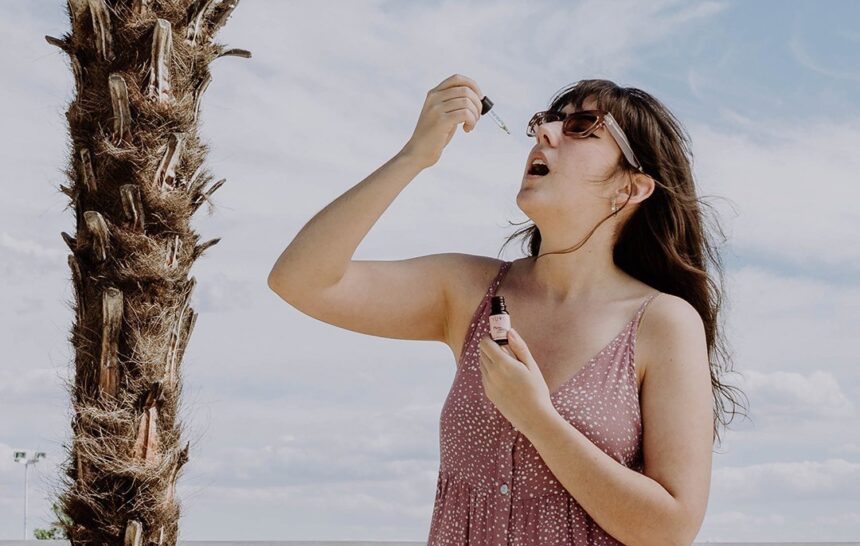 Uso-sublingual.jpg Utilisation sublinguale du CBD : la forme la plus utilisée aux États-Unis