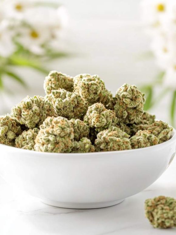 Fleurs de cbd dans un bol